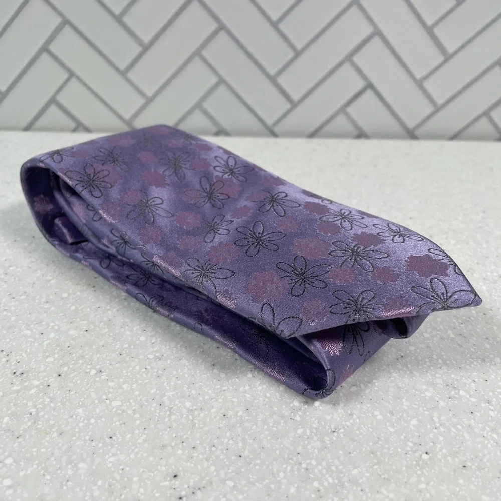 Bugatchi Mens Purple Floral 100% Silk Necktie Made in Italy Lavender Flower Tie